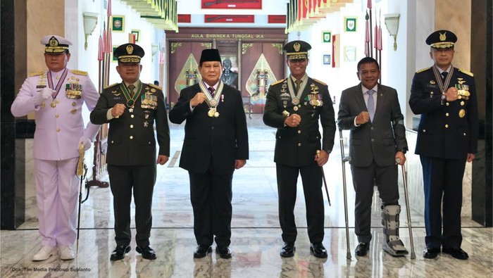 Prabowo Subianto terima 4 bintang kehormatan utama