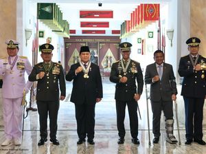 Prabowo Terima 4 Bintang Kehormatan Utama, Disematkan Panglima TNI hingga KSAD