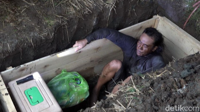 Pria di Polman, Sulbar, kubur diri bersama kucing jelang HUT RI ke-77.