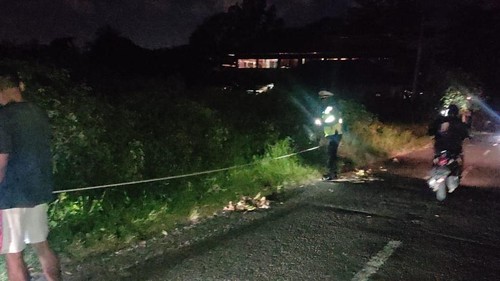 Proses olah TKP tabrakan maut di jalan jurusan Dakdakan-Kaba Kaba, Desa Nyambu, Kecamatan Kediri pada Sabtu (13/8/2022)