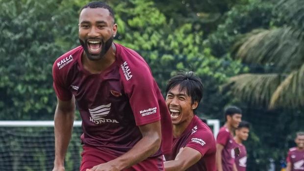 PSM Makassar pemain Yuran Fernandes dan Erwin Gutawa