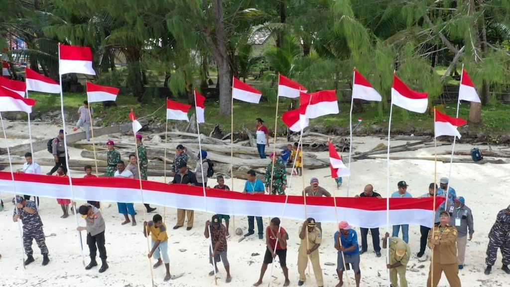 Merah Putih Dibentangkan, Agar Pulau Terluar di Papua Tidak Dicaplok Lagi