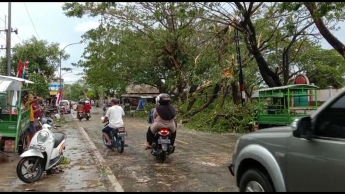 puluhan rumah rusak di bangkalan dampak angin kencang dan hujan