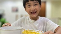 Sarapan menu makanan bernuansa kuning. Rafathar tersenyum manis ke arah kamera. Meski baru berusia 7 tahun, penggemarnya sudah banyak. Foto: Instagram @raffinagita1717