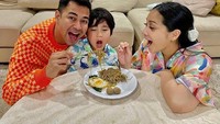 Masih seputar keseruan makan mie instan, Raffi, Nagita dan Rafathar kompak makan mie instan goreng dengan tambahan telur mata sapi dan bakso. Foto: Instagram @raffinagita1717