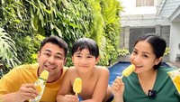 Menemani sang putra berenang di rumah mereka, Nagita dan Raffi asyik makan es krim bersama Rafathar. Foto: Instagram @raffinagita1717
