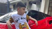 Terakhir ini pose keren Rafathar saat berfoto di depan koleksi mobil mewah Ferrari yang membuatnya tampak lebih tampan dan menggemaskan. Foto: Instagram @raffinagita1717