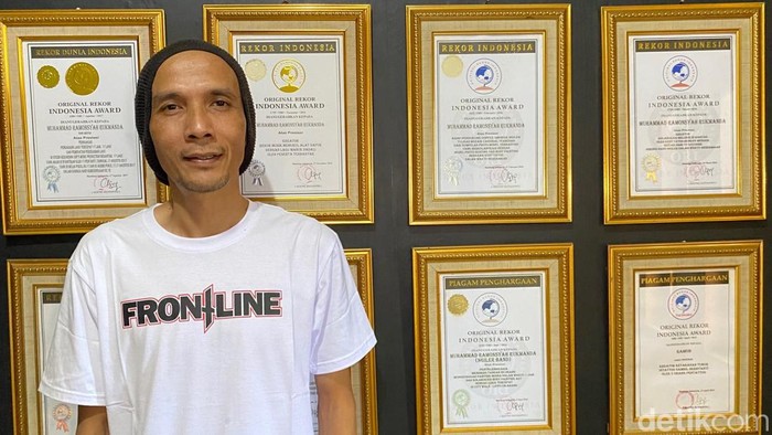 Ramon Ngiler, musisi asal Bandung itu berhasil menciptakan 77 lagu perjuangan sebagai kado HUT ke-77 RI.