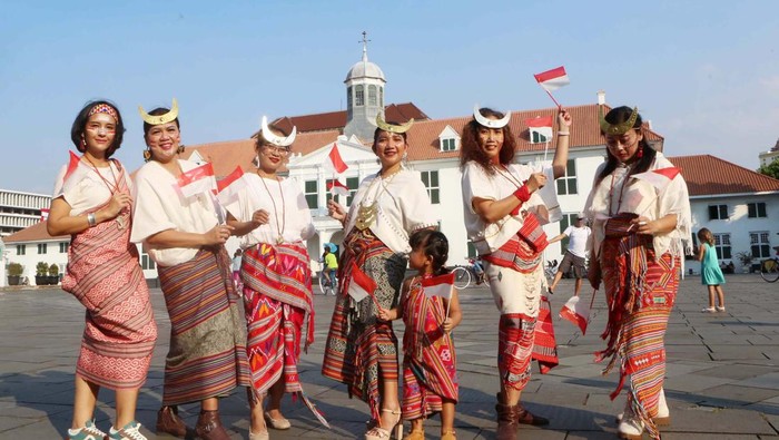 Menyambut HUT ke-77 RI, pegiat wastra mengajak perempuan Indonesia memakai tenun di berbagai kesempatan. Hal itu sebagai upaya pelestarian tradisi.