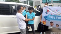 Ruben Onsu mendapat kejutan ulang tahun dari anak-anaknya termasuk Betrand Peto. Foto: Febri/detikHOT