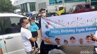Betrand Peto bersama bersama adik-adiknya datang dengan membawa spanduk besar bertuliskan  Happy Birthday Ayah Ruben. Foto: Febri/detikHOT