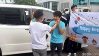 Ruben Onsu terlihat bahagia mendapat kejutan ulang tahun dari anak-anak dan juga penggemarnya. Foto: Febri/detikHOT