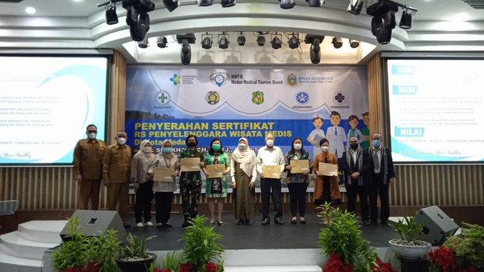 Penyerahan sertifikat Rumah Sakit penyelenggara wisata medis di Kota Medan oleh Direktur Pelayanan Kesehatan Rujukan Kemenkes RI dr Siti Khalimah, di Ruangan Auditorium Lantai VIII, Murni Teguh, Senin (15/8/2022). Istimewa