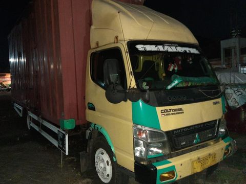 Rumah warga yang rusak ditabrak truk boks yang dikendarai sopir mabuk