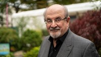 Pada Jumat (12/8), Salman Rushdie diserang sampai ditikam belasan kali oleh pria bernama Hadi Matar (24 tahun). Sebelumnya, dia juga mendapatkan ancaman pembunuhan karena novel The Satanic Verses atau Ayat-ayat Setan.  Foto: APA/AFP via Getty Images/HERBERT NEUBAUER