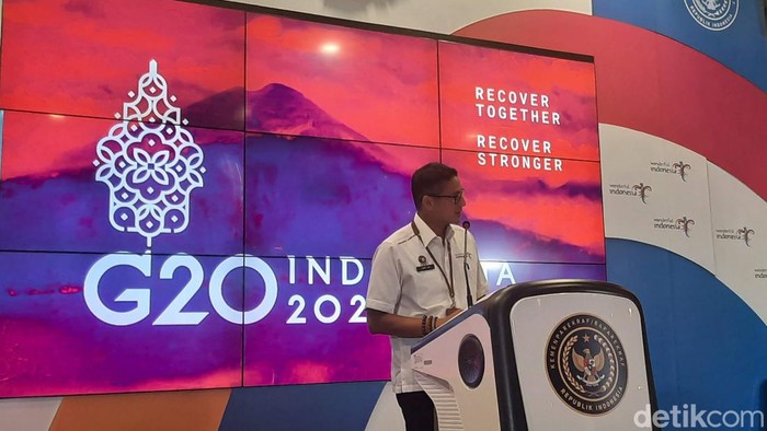 Sandiaga Uno saat Weekly Press Briefing.
