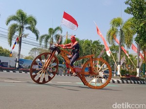 Nyentrik! Spiderman Gowes Keliling Klaten Naik Sepeda Kayu Raksasa