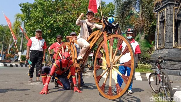 Sarijo dengan kostum Spiderman naik sepeda kayu raksasa keliling kota Klaten, Senin (15/8/2022). Sarijo dengan kostum Spiderman naik sepeda kayu raksasa keliling kota Klaten, Senin (15/8/2022).