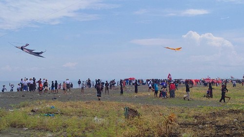 Sebanyak 564 layang-layang beradu ketinggian dalam Festival Layang-layang Jembrana, Minggu (13/8/2022). Para peserta berasal dari berbagai wilayah di Bali.