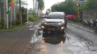 Iring-iringan mobil berwarna hitam berpelat nomor dinas Polri, disusul mobil Labfor dan Inafis Polda Jateng, dan Polsek Mertoyudan. (Foto: Eko Susanto/detikJateng)