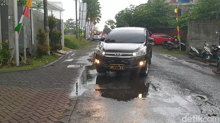 Sejumlah mobil polisi datangi perumahan di Kecamatan Mertoyudan, Kabupaten Magelang, Senin (15/8/2022) sore.