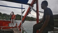 Salah satu Mantri BRI menyapa nasabah. Proses penyaluran pinjaman di Teras BRI Kapal terbilang mudah. Sebab nasabah hanya perlu mengajukan permohonan saja. Kemudian dari pihak BRI akan melakukan kunjungan ke tempat usaha ataupun rumah nasabah.