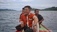 Fremar tersenyum di tengah laut yang membawanya ke sejumlah tempat di Anambas. Ia mengatakan melalui teras kapal pihaknya berupaya memberikan edukasi kepada warga pulau-pulau terpencil di Kepulauan Anambas untuk mulai menabung di bank. Di samping itu dia menjelaskan pentingnya menabung kepada masyarakat nelayan lokal. Salah satunya untuk modal dalam mengembangkan usaha.  