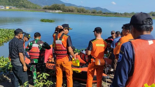 Tim SAR bersiap mencari nelayan tenggelam di Bendungan Pengga, Senin (15/8/2022).
