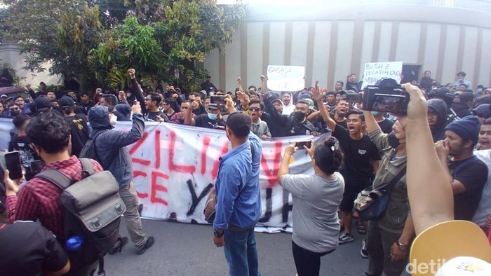 Seratusan suporter geruduk mess Persis Solo, Senin (15/8/2022).