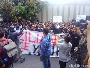 Suporter Persis Solo Desak Jacksen Tiago Mundur