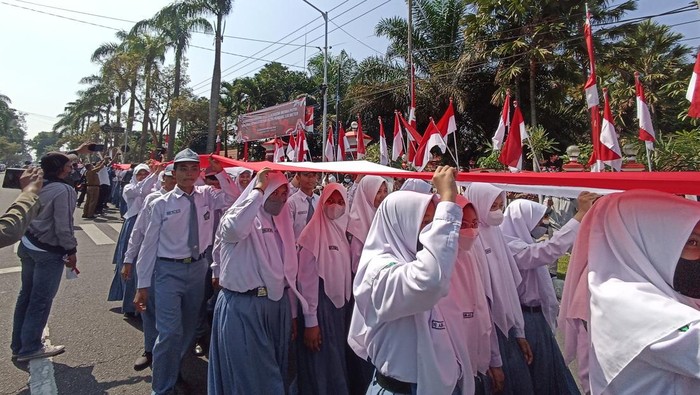 Siswa Kota Blitar Kirab Bendera Merah Putih Sepanjang 520 Meter