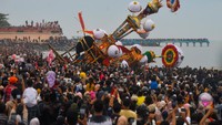 Tabuik siap dibuang ke laut lepas. Festival ini merupakan rangkaian Pesona Hoyak Tabuik Budaya Piaman 2022 memperingati hari wafatnya cucu Nabi Muhammad SAW Hussein bin Ali sekaligus atraksi budaya dan pariwisata tahunan paling ramai di provinsi itu.