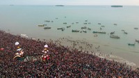 Kerumunan penonton terlihat seperti semut saat difoto dari ketinggian seperti ini. Deretan kapal di pantai tak terlihat besar. Festival tahunan tersebut merupakan terbesar pascagelombang pandemi Covid-19.
