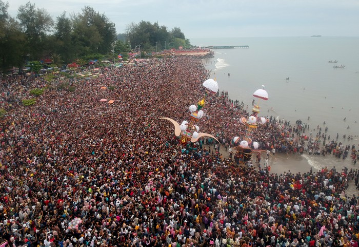 Foto udara dua tabuik diarak sebelum dibuang ke laut, di Pantai Gandoriah Pariaman, Sumatera Barat, Minggu (14/8/2022). Berdasarkan data Pemkot Pariaman, sekitar dua ratusan ribu pengunjung memadati kawasan pantai tersebut menyaksikan prosesi Tabuik Dibuang ke Laut, dalam rangkaian Pesona Hoyak Tabuik Budaya Piaman 2022 memperingati hari wafatnya cucu Nabi Muhammad SAW Hussein bin Ali sekaligus atraksi budaya dan pariwisata tahunan paling ramai di provinsi itu. ANTARA FOTO/Iggoy el Fitra/hp.