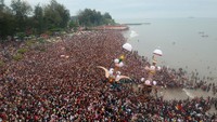 Sepanjang mata memandang, Pantai Gandoriah sangat padat dengan penonton. Berdasarkan data Pemkot Pariaman, sekitar dua ratus ribu pengunjung memadati kawasan pantai tersebut menyaksikan prosesi Tabuik Dibuang ke Laut. 