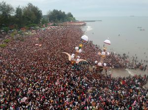 Wow... Foto Drone Rekam Ribuan Orang Ikut Perayaan Tabuik Pariaman