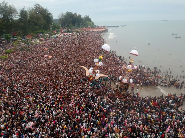 Wow... Foto Drone Rekam Ribuan Orang Ikut Perayaan Tabuik Pariaman