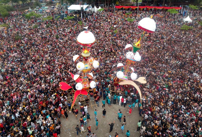 TABUIK DIBUANG KE LAUT Foto udara dua tabuik diarak sebelum dibuang ke laut, di Pantai Gandoriah Pariaman, Sumatera Barat, Minggu (14/8/2022). Berdasarkan data Pemkot Pariaman, sekitar dua ratusan ribu pengunjung memadati kawasan pantai tersebut menyaksikan prosesi Tabuik Dibuang ke Laut, dalam rangkaian Pesona Hoyak Tabuik Budaya Piaman 2022 memperingati hari wafatnya cucu Nabi Muhammad SAW Hussein bin Ali sekaligus atraksi budaya dan pariwisata tahunan paling ramai di provinsi itu. ANTARA FOTO/Iggoy el Fitra/hp.