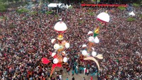Foto udara menunjukkan dua tabuik diarak sebelum dibuang ke laut, di Pantai Gandoriah Pariaman, Sumatera Barat, Minggu (14/8/2022).