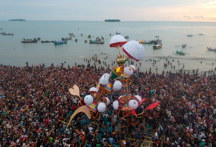 Foto udara dua tabuik diarak sebelum dibuang ke laut, di Pantai Gandoriah Pariaman, Sumatera Barat, Minggu (14/8/2022). Berdasarkan data Pemkot Pariaman, sekitar dua ratusan ribu pengunjung memadati kawasan pantai tersebut menyaksikan prosesi Tabuik Dibuang ke Laut, dalam rangkaian Pesona Hoyak Tabuik Budaya Piaman 2022 memperingati hari wafatnya cucu Nabi Muhammad SAW Hussein bin Ali sekaligus atraksi budaya dan pariwisata tahunan paling ramai di provinsi itu. ANTARA FOTO/Iggoy el Fitra/hp.