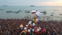 Festival tahunan ini menjadi daya tarik Pariaman saban tahun. Terlihat tabuik ganda diarak beramai-ramai sebelum dibuang ke laut.