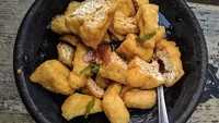 Tahu Gejrot Bang Ganteng yang berlokasi dekat Pondok Pinang Center ini wajib dicicipi foodies. Harganya Rp 10.000 per porsi dan rasanya juara. Kamu bisa merasakan sensasi kuah gurih, pedas, manis, dan aroma bawangnya kuat. Foto: Google Review