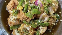 Sensasi pedas tahu gejrot dengan cabe rawit hijau gerus bisa kamu cicipi dari warung gerobakan Tahu Gejrot Shallea. Lokasinya ada di Pejaten, Jakarta Selatan. Seporsi tahu gejrot dengan level apapun dibanderol harga sama yaitu Rp 10.000. Foto: Google Review