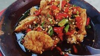 Kamu bisa puas menikmsti tahu gejrot di warung bernama Tahu Gejrot Wahid. Harganya hanya dibanderol Rp 10.000 per porsi. Kuahnya cukup terasa bawang dan cabe gerusnya. Foto: Google Review