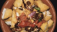 Di Jalan Sekretaris, Pinang, Tangerang, ada penjual tahu gejrot yang patut dicoba. Tahu gejrot racikan Pak Teguh ini juga dibanderol harga mulai dari Rp 10.000. Sensasi manisnya lebih terasa dominan, terlihat dari banyaknya gula merah yang dipakai. Foto: Google Review