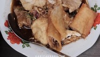 Tahu Gejrot Tetep Demen yang ditawarkan di Kalideres, Jakarta Barat ini memiliki racikan yang unik. Karena bisa disajikan bersama cireng dan risol isi bihun. Kuahnya juga disajikan lebih banyak dengan rasa pedas yang bisa disesuaikan. Foto: Google Review