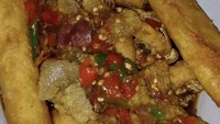 Tahu gejrot yang disajikan dengan cireng dan risol juga bisa ditemui di kawasan Buaran Indah, Tangerang. Tahu Gejrot Bang Opik ini juga menyajikan tahu yang selalu baru karena digoreng terlebih dulu. Harga seporsinya Rp 12.000-an. Foto: Google Review