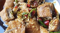 Di kawasan Kebayoran Lama, Jakarta Selatan, ada tempat makan tahu gejrot yang sangay terkenal. Adalah Tahu Gejrot Bang Jack yang tawarkan level pedas hingga ratusan cabe rawit dengan harga yang sama, yaitu sekitar Rp 10.000-an. Untuk pendampingnya, di sini menyediakan kerupuk dan keripik tempe juga lho! Foto: Google Review