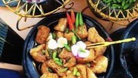 Tahu gejrot yang pedasnya nagih juga bisa kamu temui di Jalan Pesanggrahan, Kembangan, Jakarta Barat. Di sana ada Tahu Gejrot Kang Cepot. Kuahnya tak hanya pedas saja, tapi ada paduan asam dan manisnya. Foto: Google Review