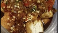 Tahu Gejrot Legend berlokasi di kawasan Jelambar Baru Raya, Grogol, Jakarta Barat. Penjual tahu gejrot gerobakan ini menawarkan cita rasa Cirebon yang dimodifikasi. Tak hanya menawarkan tahu, tapi variannya ada cireng dan risol goreng. Harga satu porsinya Rp 12.000. Foto: Google Review
